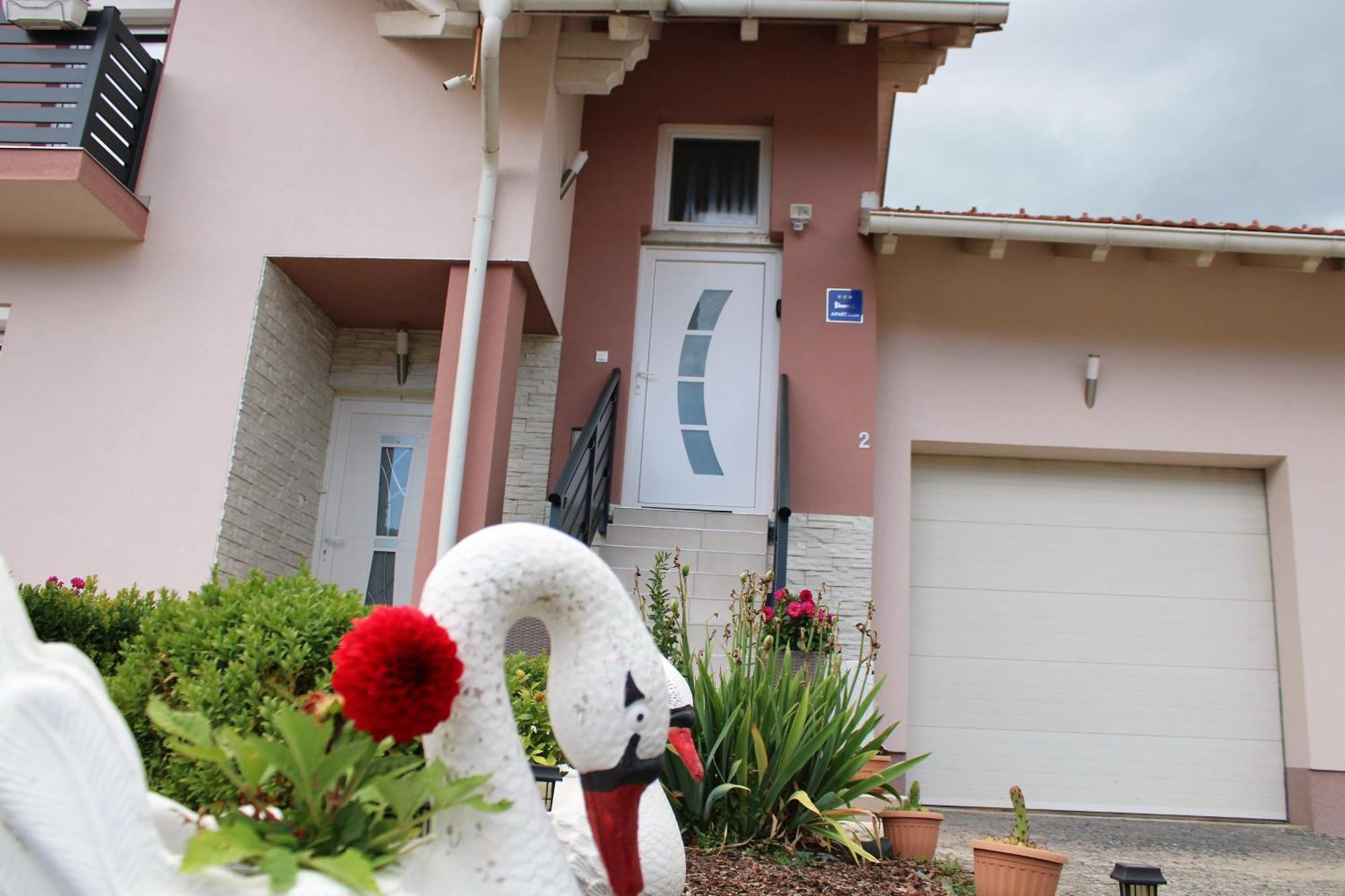 Apartman Swans Оточац Екстер'єр фото