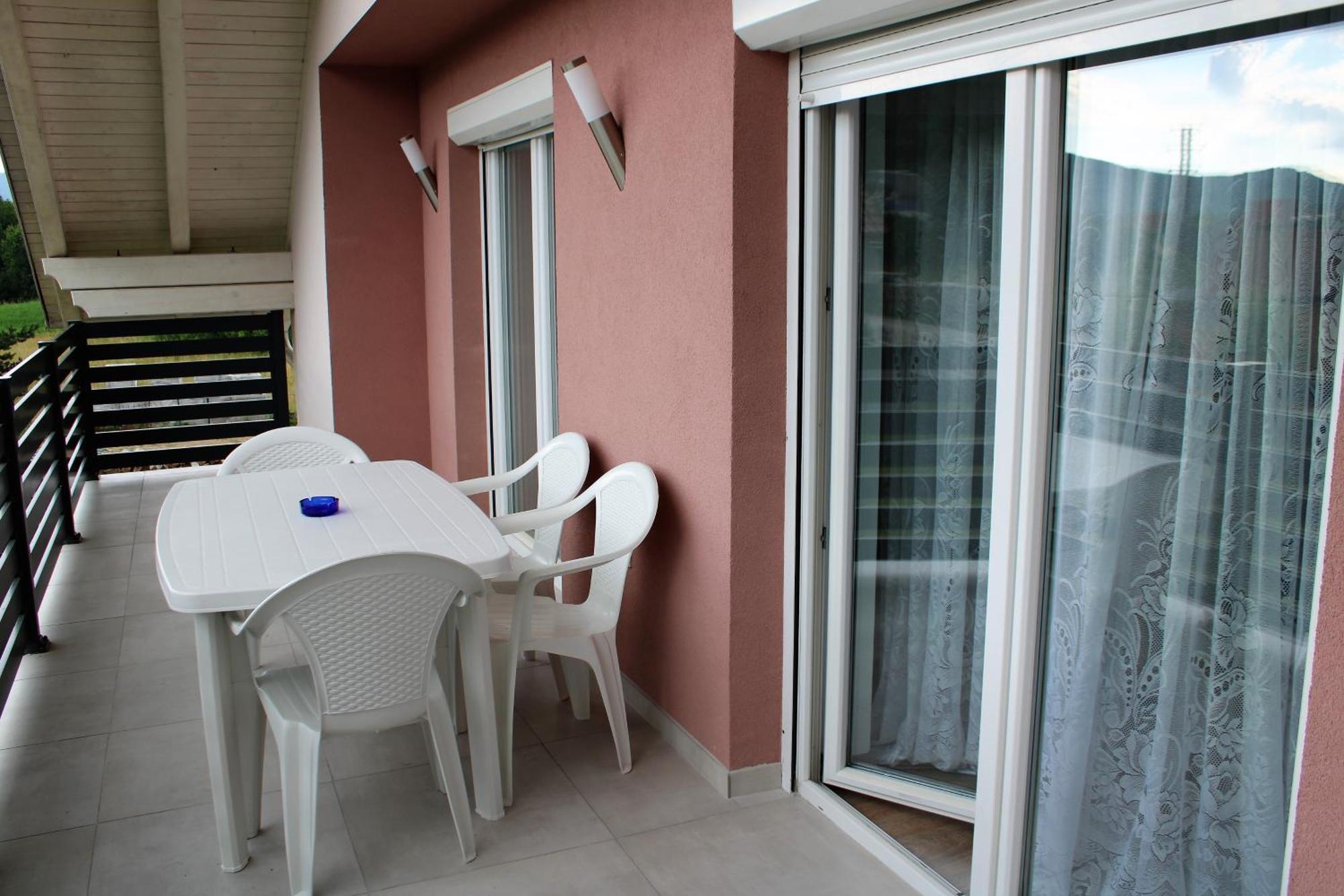 Apartman Swans Оточац Екстер'єр фото